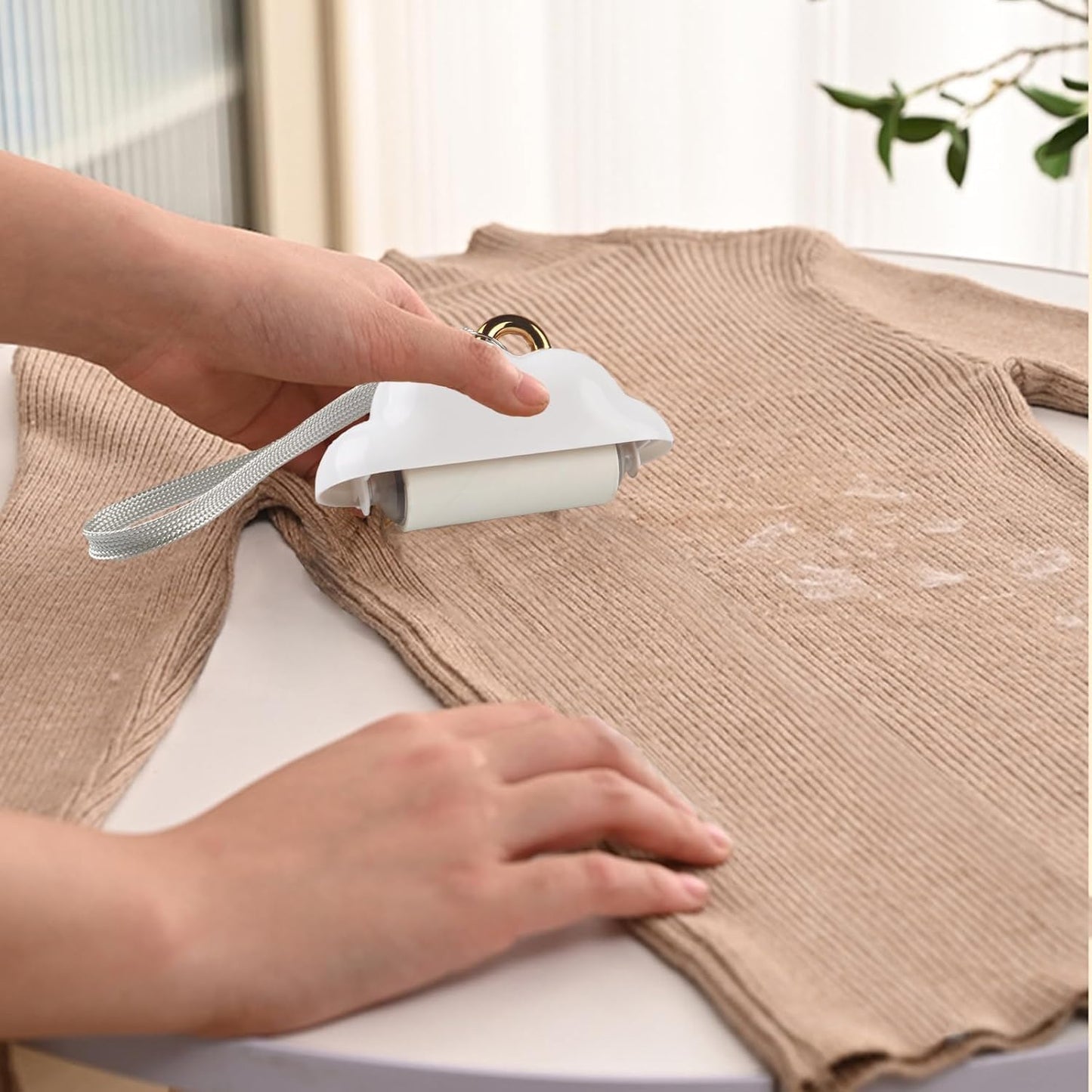 Mini Travel Lint Roller, Reusable Pet Hair Remover for Clothes with 150 Refillable Sheets (White)